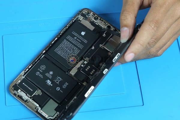 Các bộ phận bên trong của iPhone XS Max.